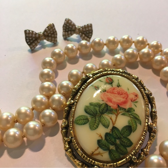 VTG Curated Trio - Pearls Roses and Bows jewelry set - Picture 8 of 11
